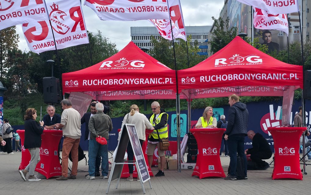 ROGranic's tweet photo. 🇵🇱 Czekamy na Ciebie teraz na warszawskiej Patelni!

Przyjdź i podpisz #KaraZaBanderyzm.
 
Jesteśmy tutaj do godziny 18.00.

Nie odkładaj tego — Twój podpis jest bardzo ważny. Ta inicjatywa powinna zjednoczyć wszystkich Polaków ponad wszelkimi podziałami!

📍 Patelnia przy metrze Centrum