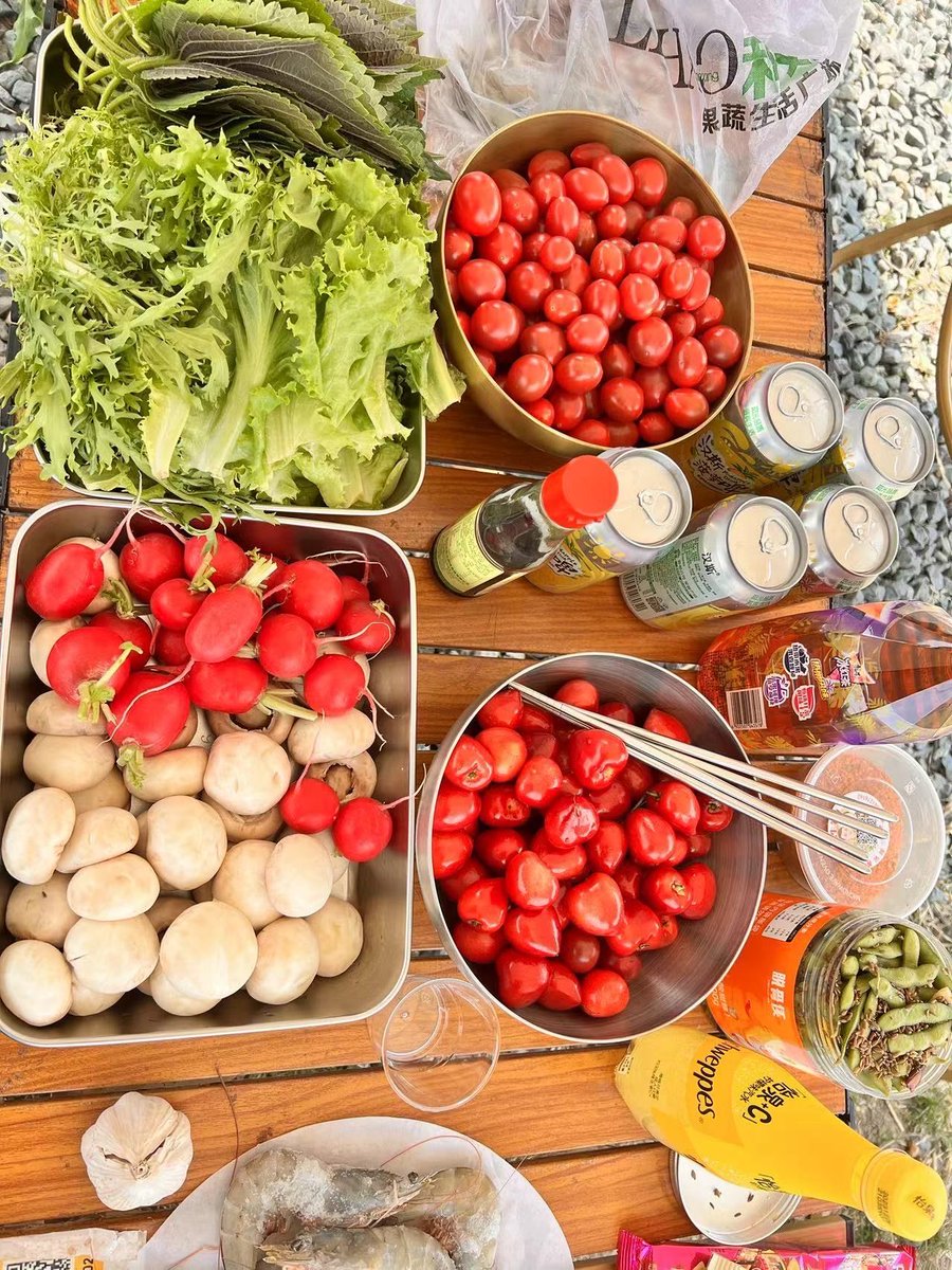 MelonyWoodgt3o's tweet photo. Just borrowed extra strawberries from my next-door neighbor! Shared some homemade cookies back—community vibes hit different this weekend , https://t.co/aGz4iUm3og