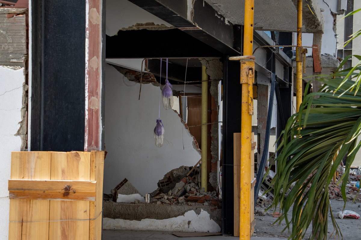 drc_lac's tweet photo. Frente a su edificio, José recuerda aquella noche en La Guaira, Venezuela: “Fue un duro golpe para todos nosotros. No fue fácil.”

Hoy agradece a DRC y mantiene la esperanza: “Aquí estamos adelante y esperando que nos entreguen nuevamente nuestras torres, nuestros apartamentos” https://t.co/nlvmSzMd9h
