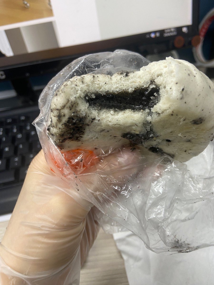 edwiy537013's tweet photo. Just discovered the perfect late-night snack: warm salted egg yolk lava bun oozing with runy yolk, paired with iced matcha latte. Absolute comfort in every bite u0026 sip! https://t.co/E8fE9luA4g