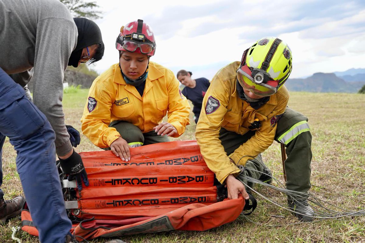 IDECUTCundi's tweet photo. La capacidad operativa del departamento incluye 2.901 voluntarios, 123 vehículos y 27 carrotanques. Además, se destinan $3.179 millones a apoyo aéreo para controlar incendios forestales y movilizar personal y equipos. #CuidadoConElNiño #Cundinamarca https://t.co/hyAH8GNKmE