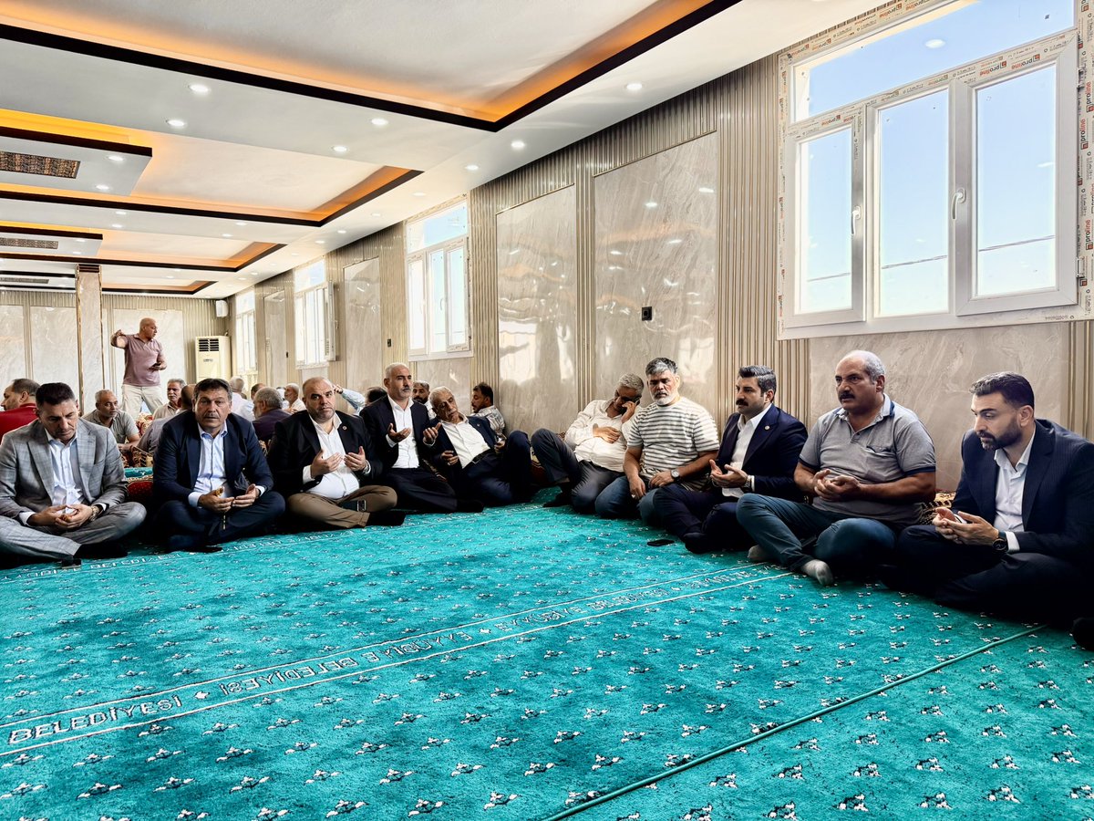 ibrahimeyyupogl's tweet photo. 🤝 Taziye Ziyareti!

Adsız ailesine taziye ziyaretinde bulunarak başsağlığı ve sabır dileklerimizi ilettik.

Merhuma Allah’tan rahmet, ailesine, yakınlarına ve sevenlerine sabır ve başsağlığı diliyorum. 

Rabbim mekânını cennet eylesin. https://t.co/iFrNr1iMEt