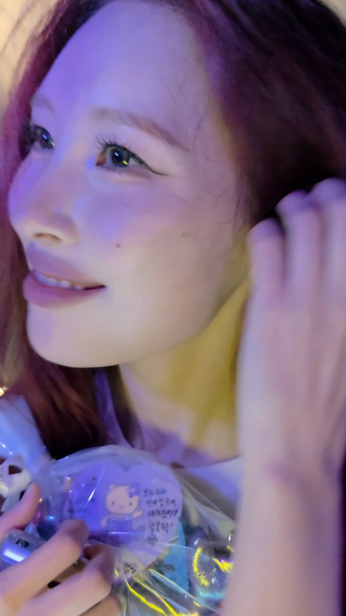 sunmihq's tweet photo. Omg she’s so beautiful!!! 😭🥹

cr. 베이비잇츠오케이 

#선미 @miyaohyeah https://t.co/PjvSN9e8Tf