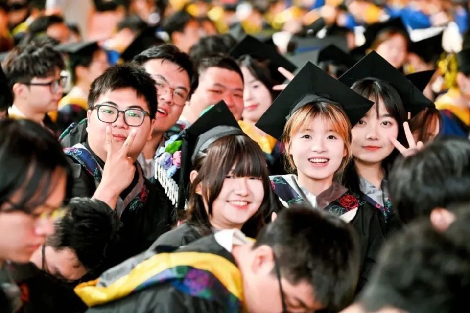 CherriBoracu5's tweet photo. Just walked across that graduation stage u0026 my heart’s full—4 years of late-night study sessions, cafeteria runs, and friends who feel like family made this all worth it. Off to the next chapter, but these moments They’ll stay forever. https://t.co/WWfoCv4RlV