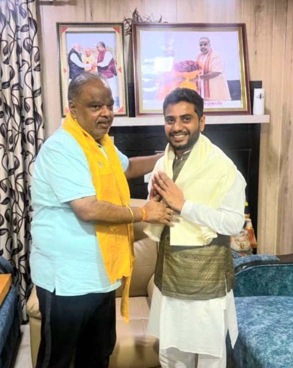 AdityaTrivedi_'s tweet photo. आज कानपुर में माननीय विधान परिषद सदस्य एवं भाजपा कानपुर–बुंदेलखंड क्षेत्र के पूर्व क्षेत्रीय अध्यक्ष श्री @manvendra4bjp जी से आत्मीय भेंट कर उनका स्नेह, आशीर्वाद एवं मार्गदर्शन प्राप्त किया।

जनसेवा एवं संगठन के प्रति आपका समर्पण, सहज एवं प्रभावी नेतृत्व तथा दीर्घ राजनीतिक एवं संगठनात्मक अनुभव सदैव हम सभी को प्रेरणा प्रदान करता है। 

@BJP4India @narendramodi @NitinNabin @BJP4UP @myogiadityanath @mppchaudhary  @bjp4kanpurzone

#BJP4UP #BJP4KanpurBundelkhandZone #BJPAdityaTrivedi #ViksitBharat #ViksitUttarPradesh