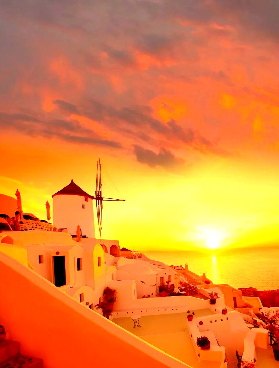 joyck163430's tweet photo. Just stumbled on a hidden coastal café in Santorini—sunset paint the sky orange, fresh feta salad on the table, and no crowds. This is the calm I’ve been chasing all year. #TravelMoments #SantoriniVibes https://t.co/fS0RrhV4d4