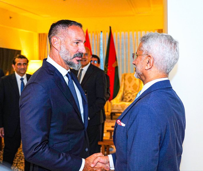 airnews_pune's tweet photo. परराष्ट्रमंत्री डॉ. एस. जयशंकर यांनी Prince Rahim Aga Khan V यांची भेट घेतली. यावेळी आगा खान डेव्हलपमेंट नेटवर्कच्या सामाजिक विकास आणि वारसा संवर्धन क्षेत्रातील उल्लेखनीय कार्याबाबत चर्चा झाली. #SJaishankar #AgaKhanDevelopmentNetwork #India #SocialDevelopment https://t.co/vJtJ9Y2wbd