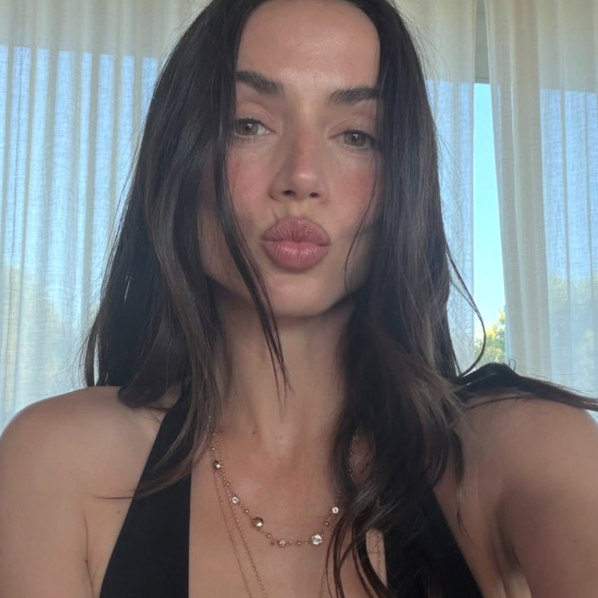 anadearmasnews's tweet photo. ana de armas selfies are in a league of their own https://t.co/ZhCJN36cEq