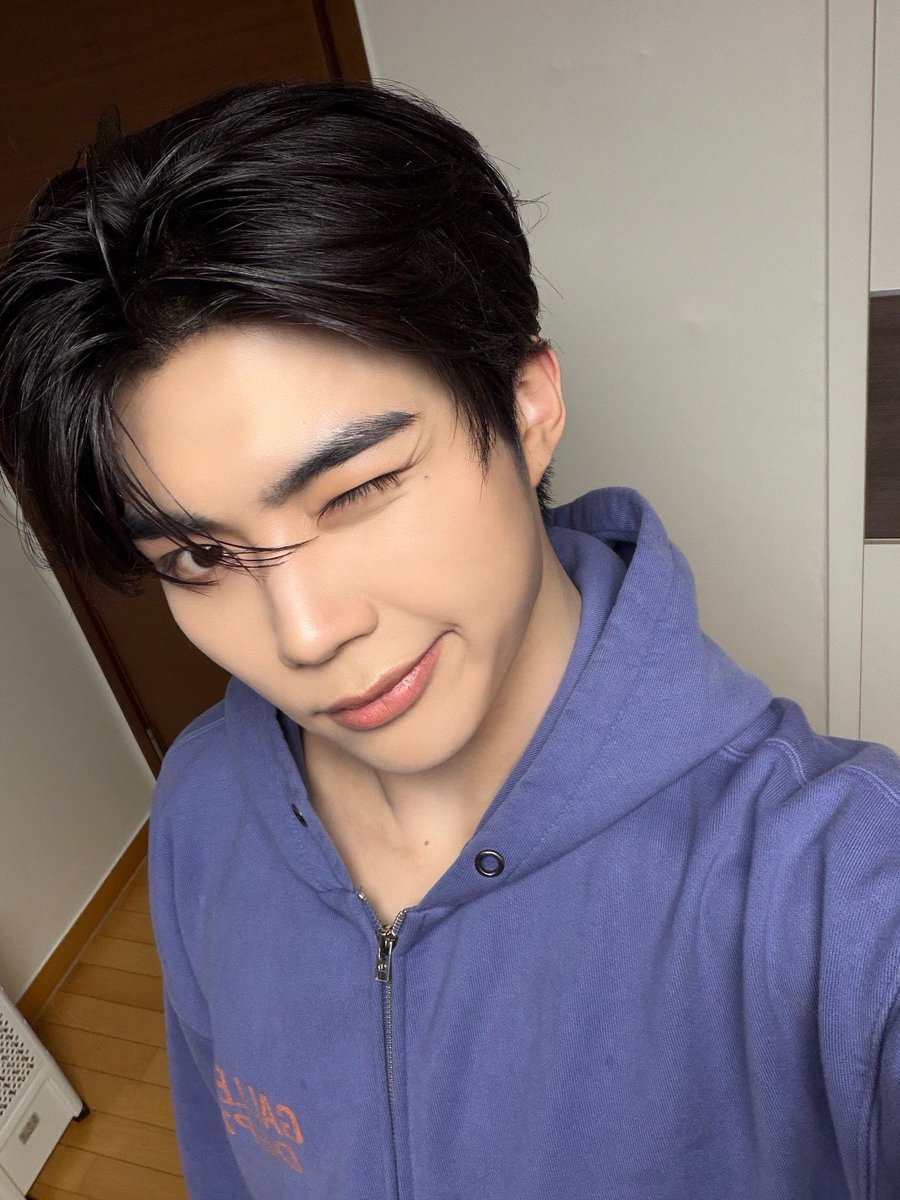 Gunwooc's tweet photo. getting off work now after working overtime. https://t.co/l0Qz9rrkVp