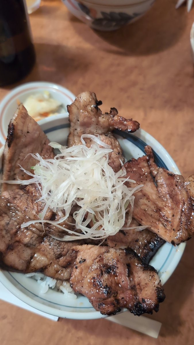 ZeKw1i's tweet photo. 今日北海道に来た😆夕飯に豚丼食べた😋美味い！ https://t.co/iO0Tn7WjFS