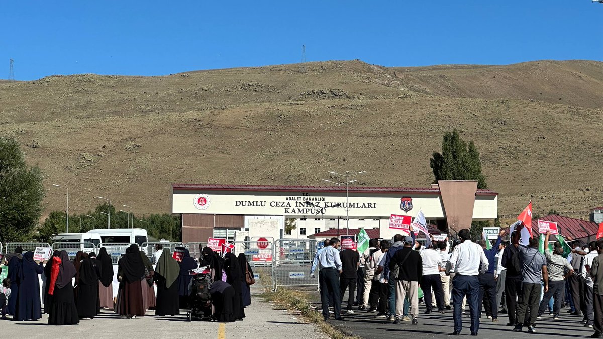 FH_Susmaz's tweet photo. FURKAN HAREKETİ MENSUPLARI ALPARSLAN KUYTUL HOCA'YA DESTEK İÇİN ERZURUM DUMLU CEZAEVİ ÖNÜNDE!

Alparslan Kuytul Hoca'nın, çocuklarıyla gerçekleştireceği ilk açık görüş günü dolayısıyla Erzurum Dumlu Cezaevi önüne giden Furkan Hareketi mensupları, cezaevi önünde toplanarak desteklerini gösterdi.

Açık görüş vesilesiyle Erzurum'a gelen Furkan Hareketi mensupları, cezaevi binası önünde bir araya gelerek Alparslan Kuytul Hoca'ya yönelik haksız tutukluluğa karşı tepki gösterdi.