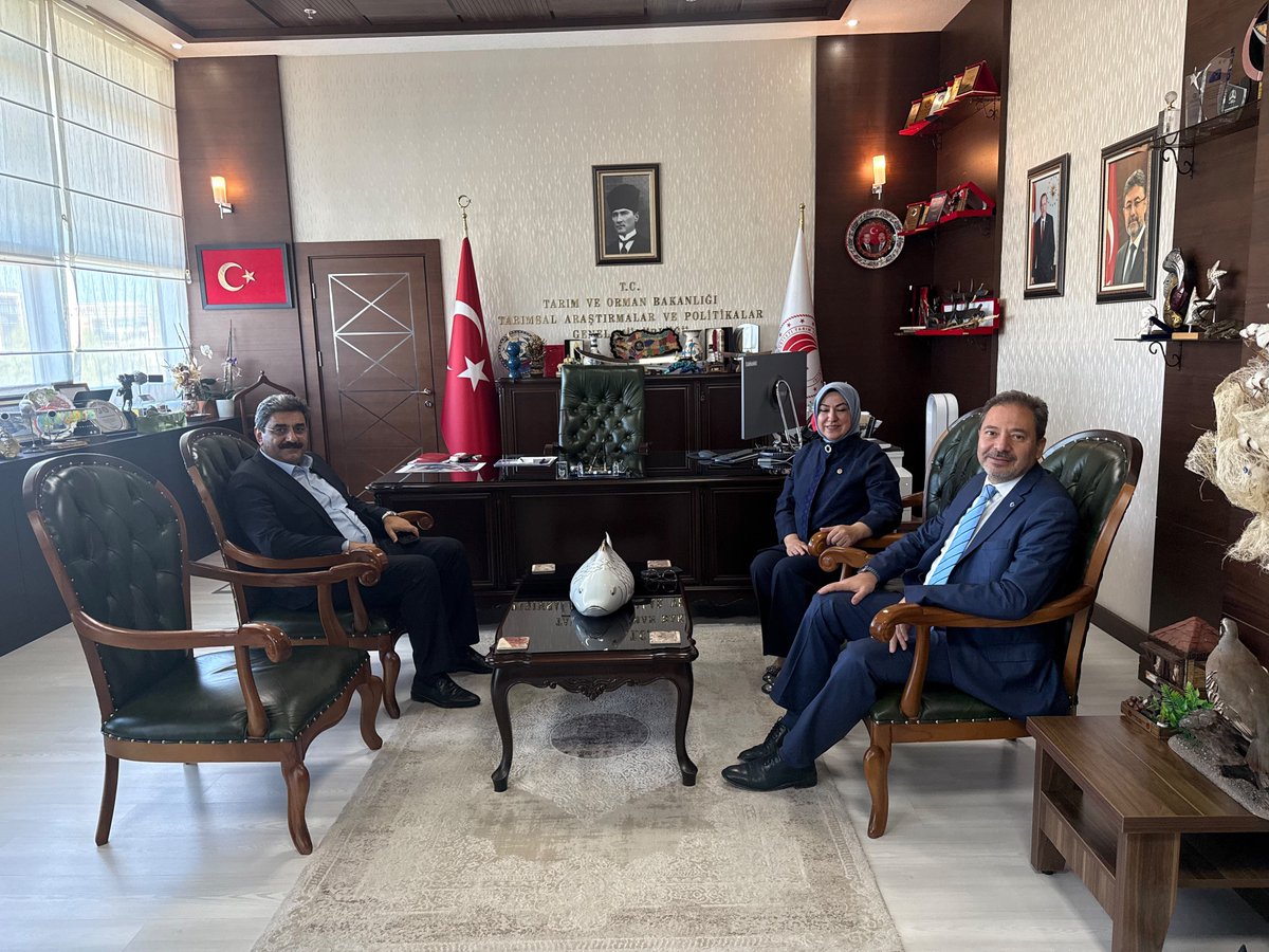 rukiye_toy's tweet photo. 📍 #Ankara | #TAGEM
Tarım ve Orman Bakanlığı Tarımsal Araştırmalar ve Politikalar Genel Müdürümüz Sayın Dr. Mustafa Altuğ Atalay’ı Milletvekilimiz Sayın Hakan Aksu ile birlikte ziyaret ederek Sivas’ımızın tarımsal üretim potansiyeline yönelik taleplerimizi değerlendirdik.
İlimizin Tarla Bitkileri Merkez Araştırma Enstitüsü’ne bağlanması ve Yıldızeli ilçemizde bulunan Pamukpınar Yatılı İlköğretim Okulu’na ait yaklaşık 457 dekarlık arazide Tarla Bitkileri Araştırma İstasyon Müdürlüğü kurulması yönündeki talebimizi ilettik.
Başta buğday ve arpa olmak üzere, Sivas’ımızın iklim ve toprak şartlarına uygun çeşitlerin geliştirilmesi, verim ve kalitenin artırılması ve üreticilerimizin daha güçlü desteklenmesi için çalışmalarımızı kararlılıkla sürdüreceğiz.
Sayın Genel Müdürümüze #Sivas’ımıza gösterdikleri ilgi ve destekleri için teşekkür ediyorum.
@Akparti @avabdullahguler @AKGMTeskilat @AKKADINGM