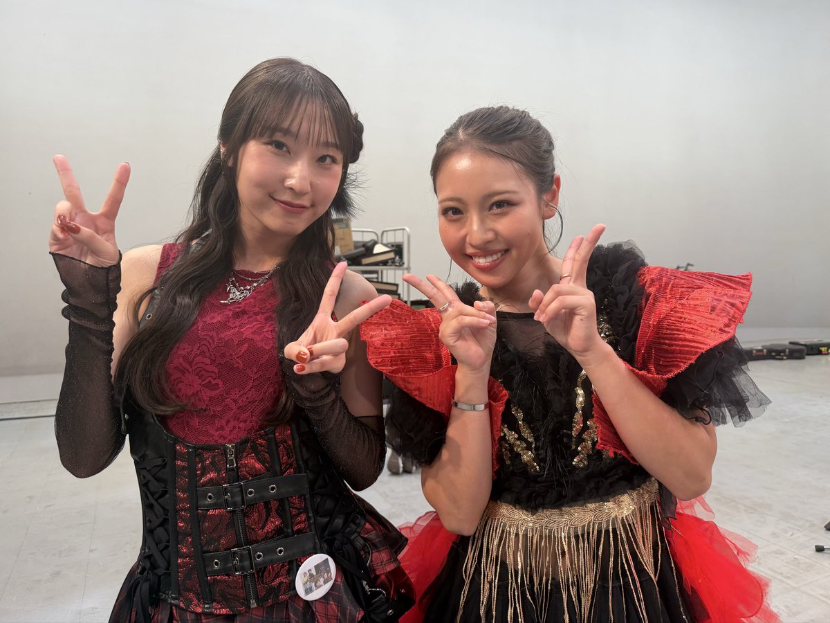 kinuiaika's tweet photo. #フォーク村

実は今日、サプライズでフォーク村に出演させていただきました💐

ASHの先輩であるJuice=Juiceの段原瑠々ちゃんへ、サプライズで花束と「盛れ！ミ・アモーレ」のコールで登場させていただきました！！

まさか、あの段原瑠々ちゃんとお会いできる日が来るなんて、、、本当に幸せです😭

実はASH時代の頃、瑠々ちゃんのお姉ちゃんにダンスと歌を教わっていたのです👩‍🍼こんな日が来るなんて思ってもいなかったなぁ、、
全身全霊で盛れミコールさせていただきました！！！

いつかCiONとツーマンしていただけるように、これからも頑張ります！！

そしてきくこちゃん、本当に素敵な機会をありがとうございます🥹♡

#juicejuice さん
#ジュースジュース さん
#段原瑠々 さん
#CiON #シーオン #ブラドル