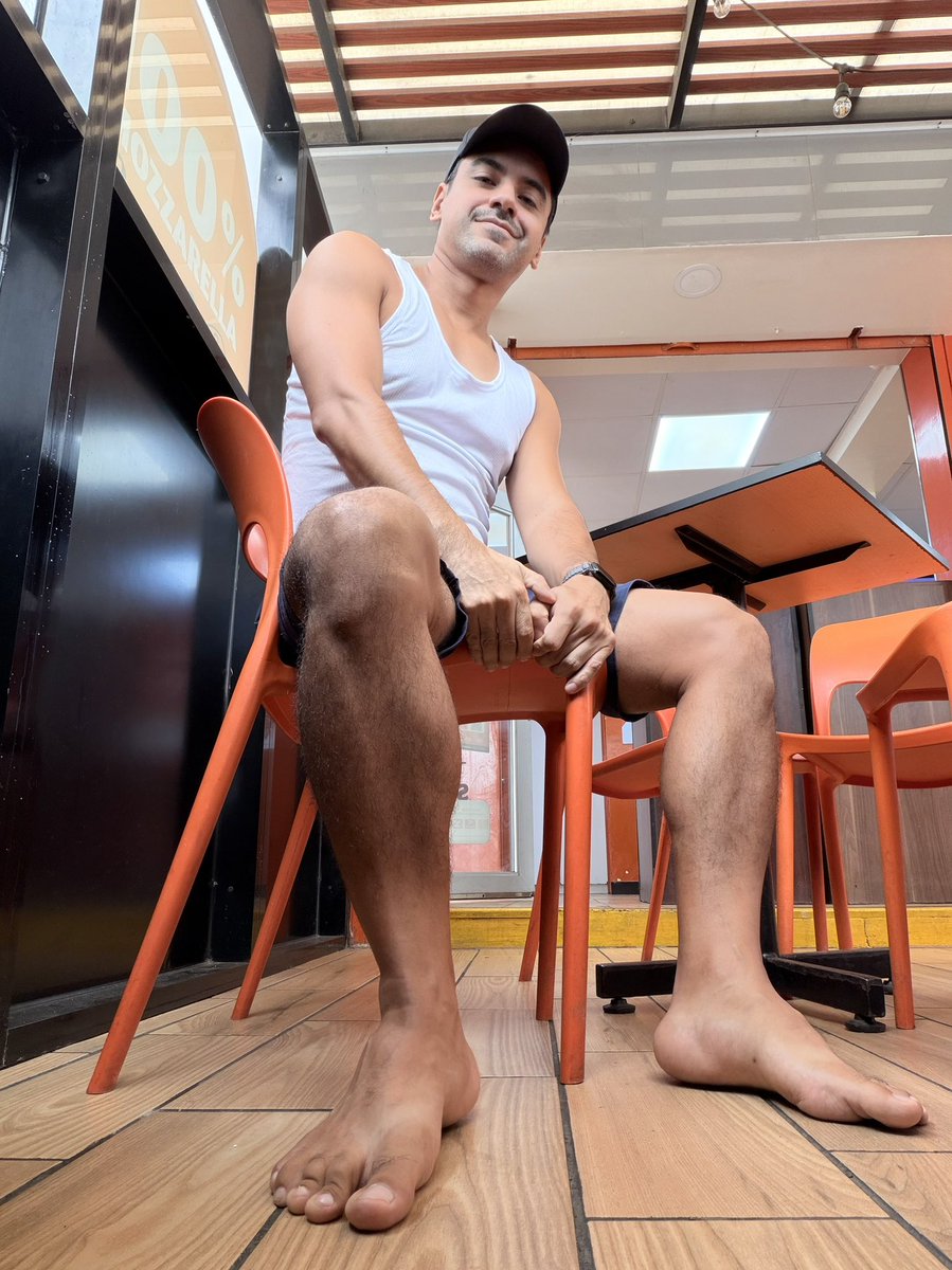 MasterCarloFeet's tweet photo. Waiting for a pizza

#barefootlife https://t.co/l2U2OzAqOD