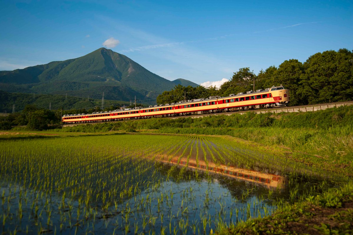 hcr3286101's tweet photo. 磐越西線は磐梯町を出発すると弧を描きながらサミットの更科信号場を目指します。光線も目まぐるしく変わってゆく訳ですが晴れの夕方の定番、更科ウィン。夏至の頃ED77の頃ここで1236ㇾを狙いました天気は味方してくれませんでした。被写体は違えど待ちに待った風景を485系で押さえることが出来ました https://t.co/o0Amj2pK2z