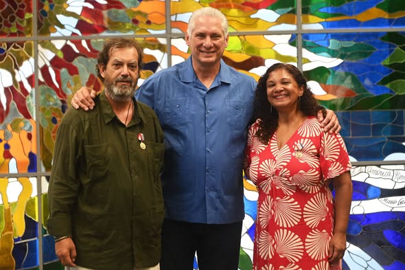 CNCTVGranma's tweet photo. Este miércoles, en el Palacio de la Revolución, el Presidente @DiazCanelB  impuso la Medalla de la Amistad a dos gigantes de la lucha campesina: Nivia Regina Da Silva y Marcelo Durao Fernández, militantes del Movimiento de los Trabajadores Rurales Sin Tierra de Brasil (MST). https://t.co/I2VRyyNQzG