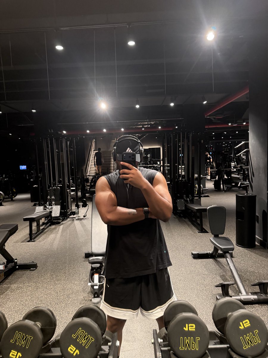 k1rtrell's tweet photo. Yesterday’s cardio AMRAP. 20cal as fast as you can at each station over and over again for 1hour maximum. Satisfied. https://t.co/KrHouMBHnf