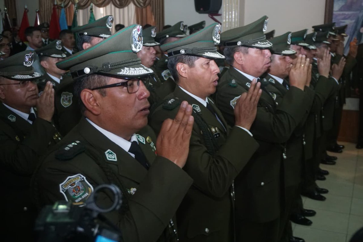JohnArandia's tweet photo. Esta mañana se posesionó al nuevo alto mando policial.
Estos los designados como comandantes departamentales:
La Paz: Cnl. Ricardo César Terrazas del Pozo
Chuquisaca: Cnl. Martín Tadeo Aruquipa Azurduy
Cochabamba: Cnl. Henry Ramiro Ortiveros
Oruro: Cnl. Miguel Ángel Zambrana Aguilar
Potosí: Cnl. Franklin Villazón
Tarija: Cnl. Heriberto Carlos Valencia Colque
Santa Cruz: Cnl. Edson Omar Fernández Molina
Beni: Cnl. Víctor Hugo Medina Brahian Flores
Pando: Cnl. Juan Mauricio Abel Laguna Saavedra
John Arandia Periodista   FOTO #APGNoticias