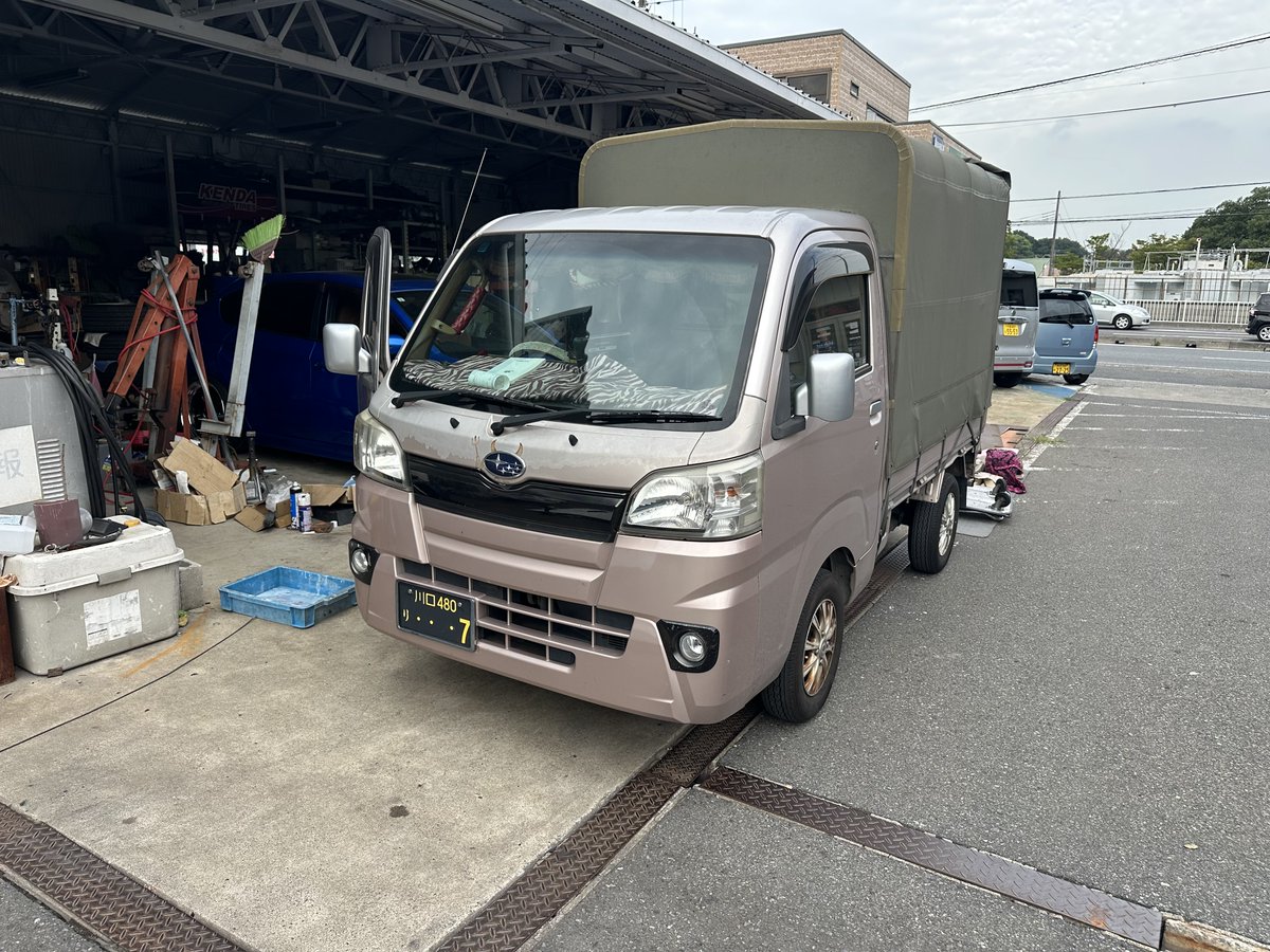 KIMURAAutoWorks's tweet photo. 軽配送をやられてる方のサンバートラック
オルタネーターをリビルトに交換しました✨️
自分も前職はドライバーをやっていた身として
日々、物流を支えて下さってる方には
頭が上がりません😌
しっかり整備してご安全に‼️
#サンバートラック #オルタネーター 
#リビルト https://t.co/dYjIm58Nwc
