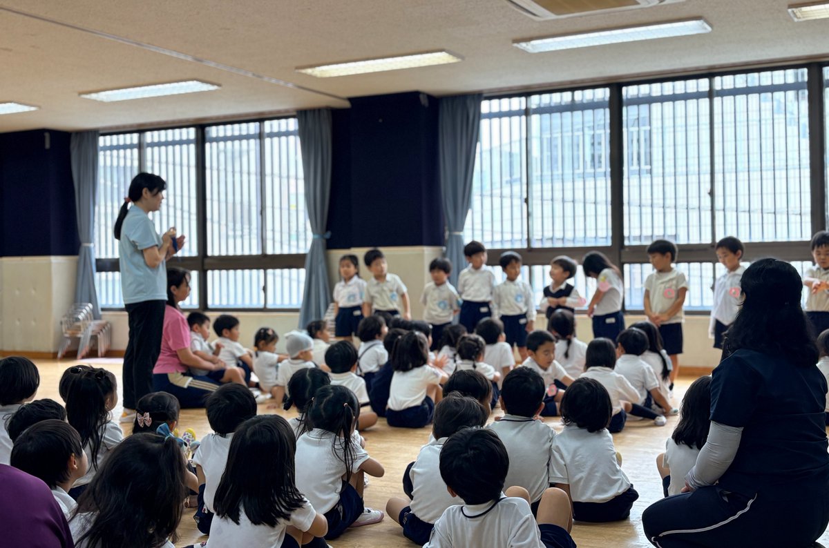 hatonomorikindy's tweet photo. 幼稚園のお当番は、日替わりでグループのお友だちのお名前を呼んで出欠確認をしたり、先生のお手伝いをしたりします。今日は年中さんが年少さんにお当番のお手本を見せてあげました。
お手本を見た年少さん、自分の名前が入ったお当番表作り、「早くやってみたいなっ！」と張り切っていました✊ https://t.co/YLglWt0YQv