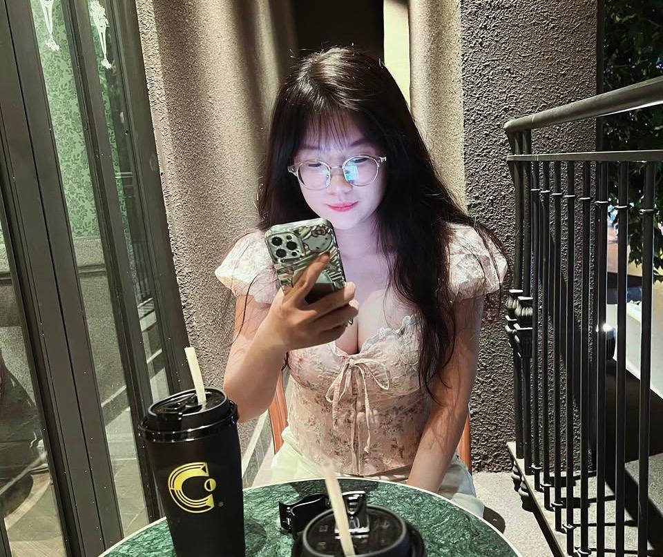 DimMy03cd's tweet photo. Gia Hân 2k8 là 1 con đĩ heo nái làm bồn chứa tinh cho cả trường, đĩ này béo vì bị bắt ăn quá nhiều tinh trùng, nó ko chỉ ăn trong trg mà còn phải bò ra công viên lẫn wc công cộng để thỏa mãn đĩ heo nái https://t.co/LYZnPsxlsk