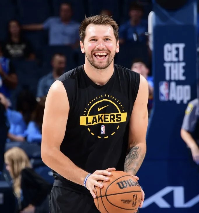 crazyezra0402's tweet photo. Luka leapfrogs if…
he gets 1 ring,
- Jokic
- Giannis
- Dirk

he gets 2 rings,
- Durant
- Bird
- Wade

he gets 3 rings,
- Curry
- Magic
- Kareem

Luka now is still ahead of:
- Shai
- Wemby
- Ant
- Brunson

Debate a wall 😤 https://t.co/4iwfrDbW6L