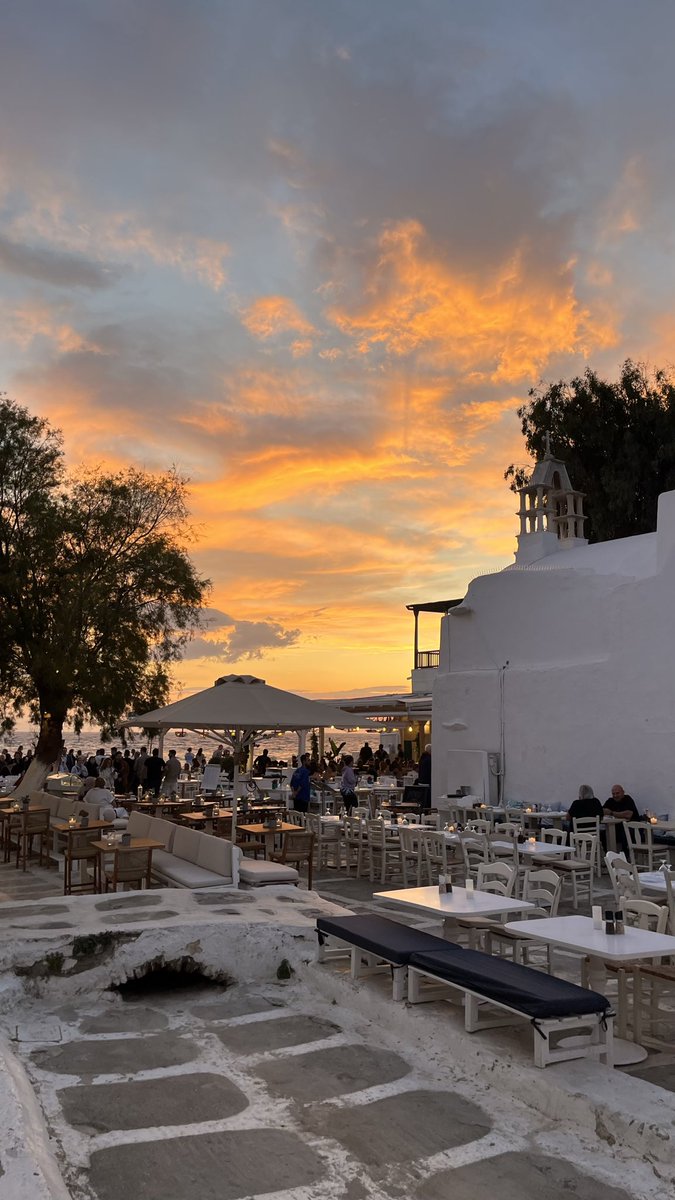 moiseshd's tweet photo. Mykonos https://t.co/lYReo9aj5a