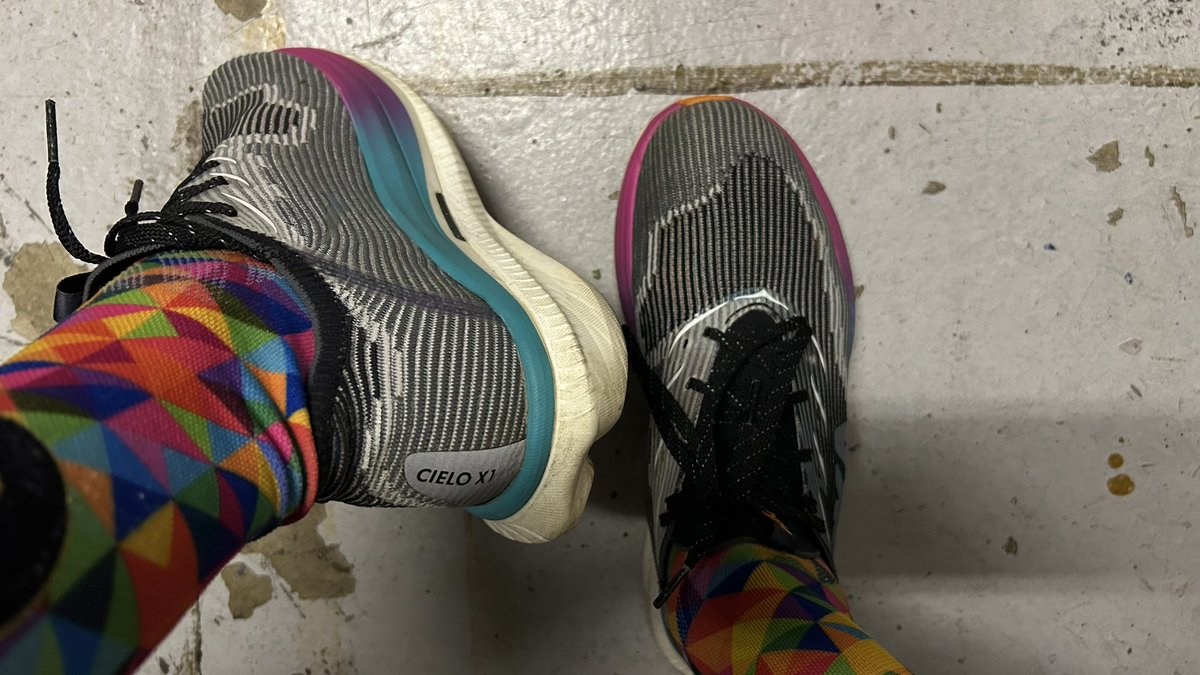 TebangNtsasa's tweet photo. If you weigh more than 65kg and looking for well cushioned carbon plated shoes to support your body weight, the Hoka Cielo X1 is a great option. A bigger size by 0.5 would be ideal, the front foot is how narrow.
#ChasingTime https://t.co/8QrOmLgluR