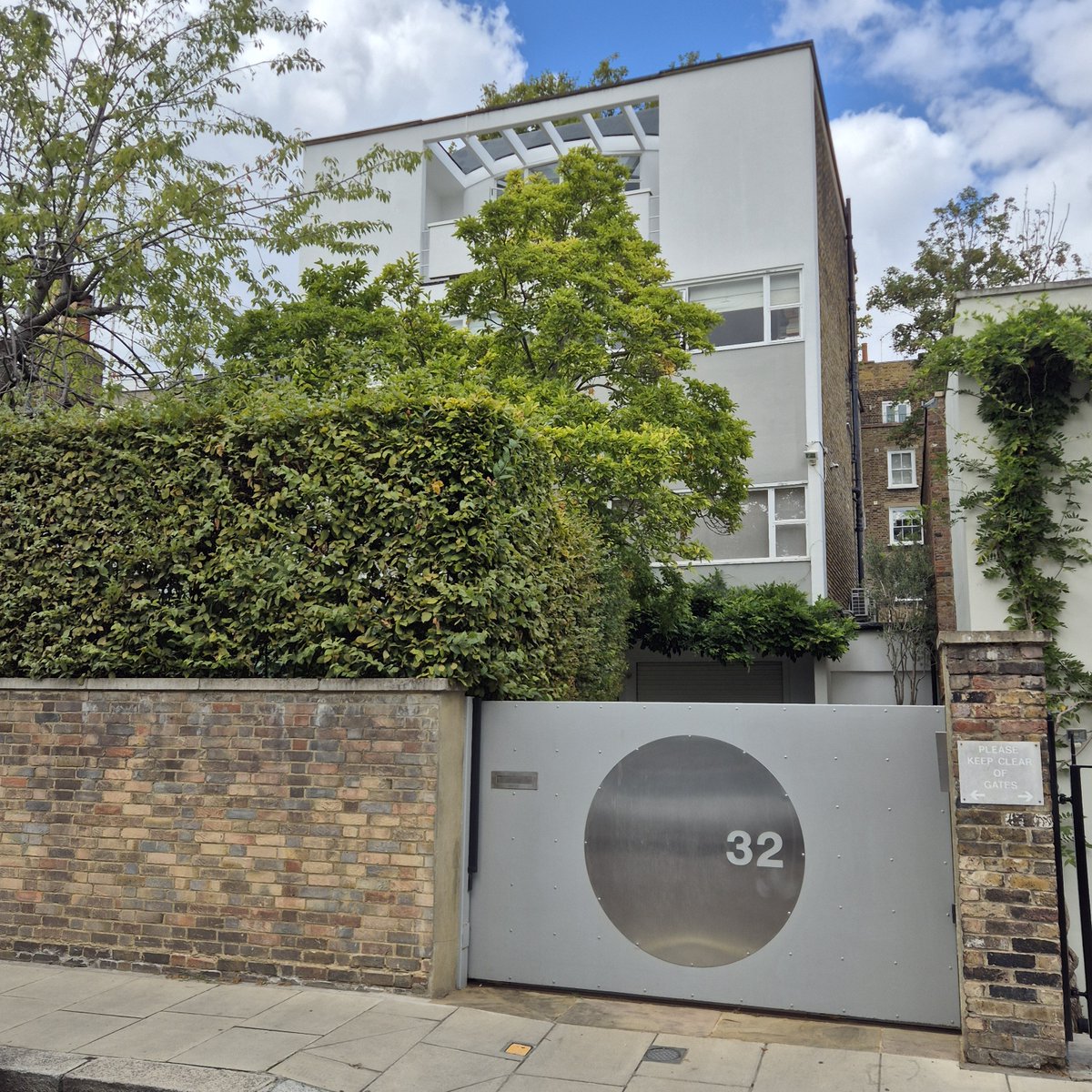 GeraldM64883070's tweet photo. 32 Newton Road, W2. Built by Sir Denys Lasdun, strictly following Le Corbusier's Maison Dom-ino principal. 1938 #Lasdun #gradeIIlisted @HistoricEngland #architecturephotography #streetsoflondon #lovelondon #thursgate https://t.co/fpY0yBAZn2