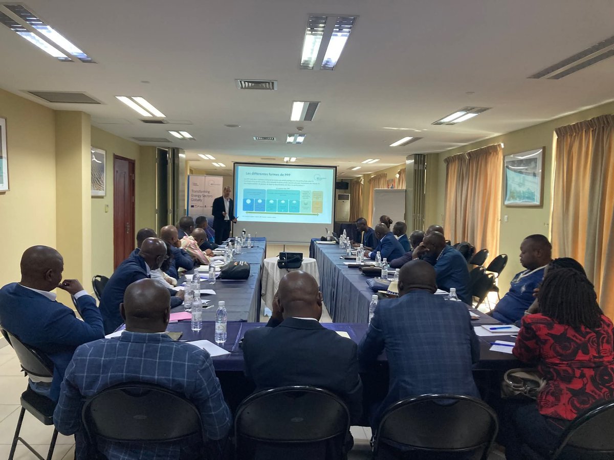 UeRepduCongo's tweet photo. ⚡ Du 1er au 4 septembre à Brazzaville, 23 acteurs du secteur de l’énergie ont été formés à la réglementation des mini-réseaux avec @GET_transform .
Objectif 🎯: accompagner le Congo vers un cadre réglementaire favorisant une électricité propre, fiable et accessible. 🇪🇺🇨🇬 https://t.co/2vpBXznn43