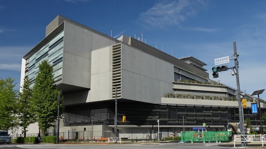 moeruasia01's tweet photo. NHK、滋賀の宿泊施設を提訴！受信料1,140万円（50部屋 x 8年10か月）の不払いで民事訴訟へ

過去の判例

・東横イン訴訟（2019年最高裁で確定）
客室のテレビ約3万4,000台分についてNHKが提訴
裁判所「テレビが設置されている以上、空室でも支払い義務」
最高裁がホテル側の上告を退け、ほぼ請求通り「約19億3,000万円」の支払いを命じる

宿泊客はそれぞれ受信料払ってるのでは？
もうテレビ設置できないな('Д')
