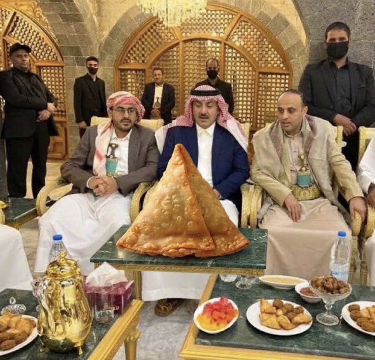 khaledaalnasi's tweet photo. هذه الصورة كانت تقول لنا ومنذ أكثر من ثلاث سنوات أن الحرب السعودية مع الحوثيين أنتهت بعد اتفاق السعودية وإيران وذهاب آل جابر إلى صنعاء لتلبية مطالب الحوثيين على حساب باقي الفرقاء الذين تسيطر السعودية على قرارهم ، إخراج الامارات والانقلاب على الجنوبيين وسيطرة الحوثيين على الساحل الغربي يأتي ترجمةً لهذه الصورة