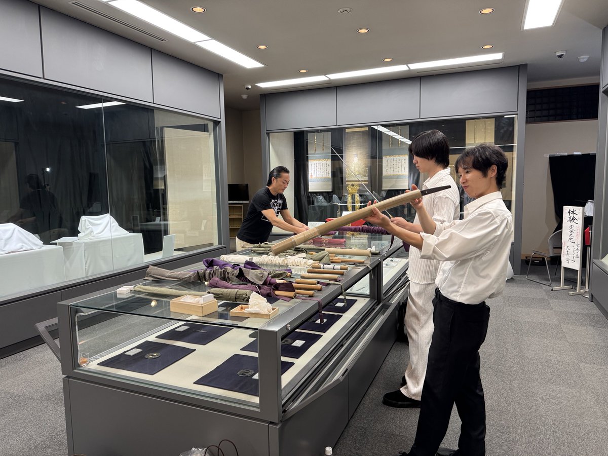 nihontonobi's tweet photo. 本能寺宝物館は次の展示に向けて展示入れ替え作業を行っています。
9月12日(土)より『五箇伝の名刀展 第二期「相州伝・美濃伝」』がスタートします。
第一期の「山城伝・大和伝」から展示刀を一新し、相州伝・美濃伝の名刀を出陳いたします。
開幕まであと2日。ご期待ください。 https://t.co/az71ZyLIYA