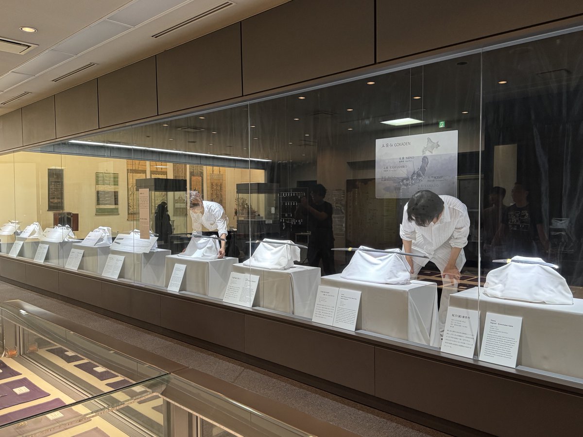 nihontonobi's tweet photo. 本能寺宝物館は次の展示に向けて展示入れ替え作業を行っています。
9月12日(土)より『五箇伝の名刀展 第二期「相州伝・美濃伝」』がスタートします。
第一期の「山城伝・大和伝」から展示刀を一新し、相州伝・美濃伝の名刀を出陳いたします。
開幕まであと2日。ご期待ください。 https://t.co/az71ZyLIYA