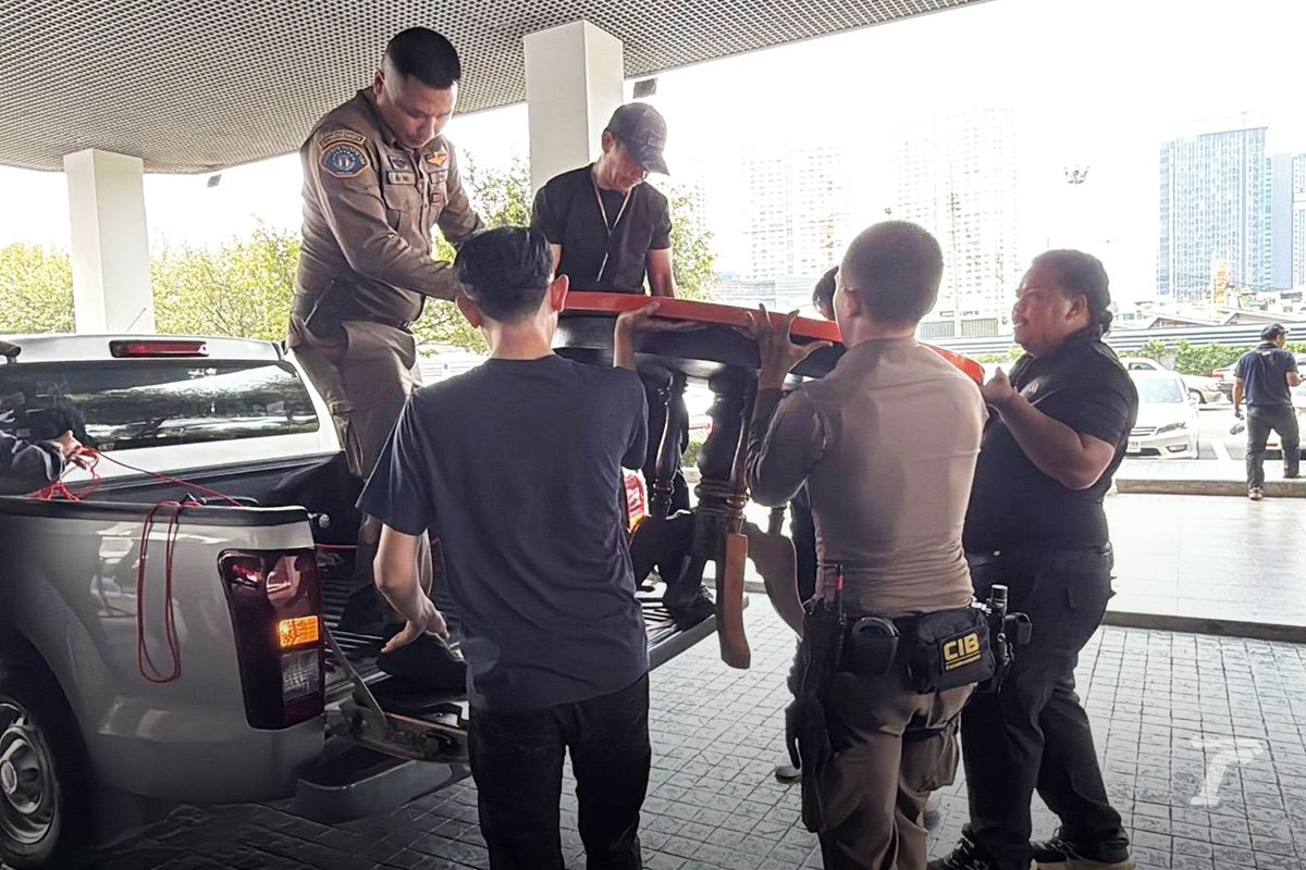 Thairath_News's tweet photo. ถึงแล้ว... ตำรวจยก “โต๊ะไม้กลม” เข้ากองปราบ เพื่อตรวจสอบเป็นหลักฐาน

เจ้าหน้าที่ตำรวจได้นำ “โต๊ะไม้กลม”  ซึ่งระบุว่าเป็นของกลางออกจากกุฏิภายในวัดพุทไธศวรรย์ จังหวัดพระนคร��รีอยุธยา ก่อนนำขึ้นท้ายรถไปยังกองบังคับการปราบปรามเพื่อตรวจสอบ โดยโต๊ะกลมนี้ได้ปรากฎในคลิปที่มีการเสพเมถุนกับสีกาคนสนิทภายในกุฏิ

ล่าสุดโต๊ะกลมถึงกองปราบเรียบร้อยแล้ว.

#โต๊ะกลม #หลวงพ่อโชติ #วัดพุทไธศวรรย์ #ไทยรัฐออนไลน์
