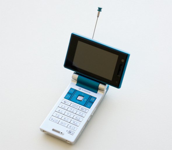 aryamawww's tweet photo. 横開きスマホって開いてるとき持ちにくくないんかな？しっかりホールドできなくて落としやすい印象。タブレットなら背中に指リングつけることもできるが、この構造じゃセンターに着けられなさげ
やはり最強はシャープのサイクロイド型(死語？) https://t.co/fAuvZ68Fvq
