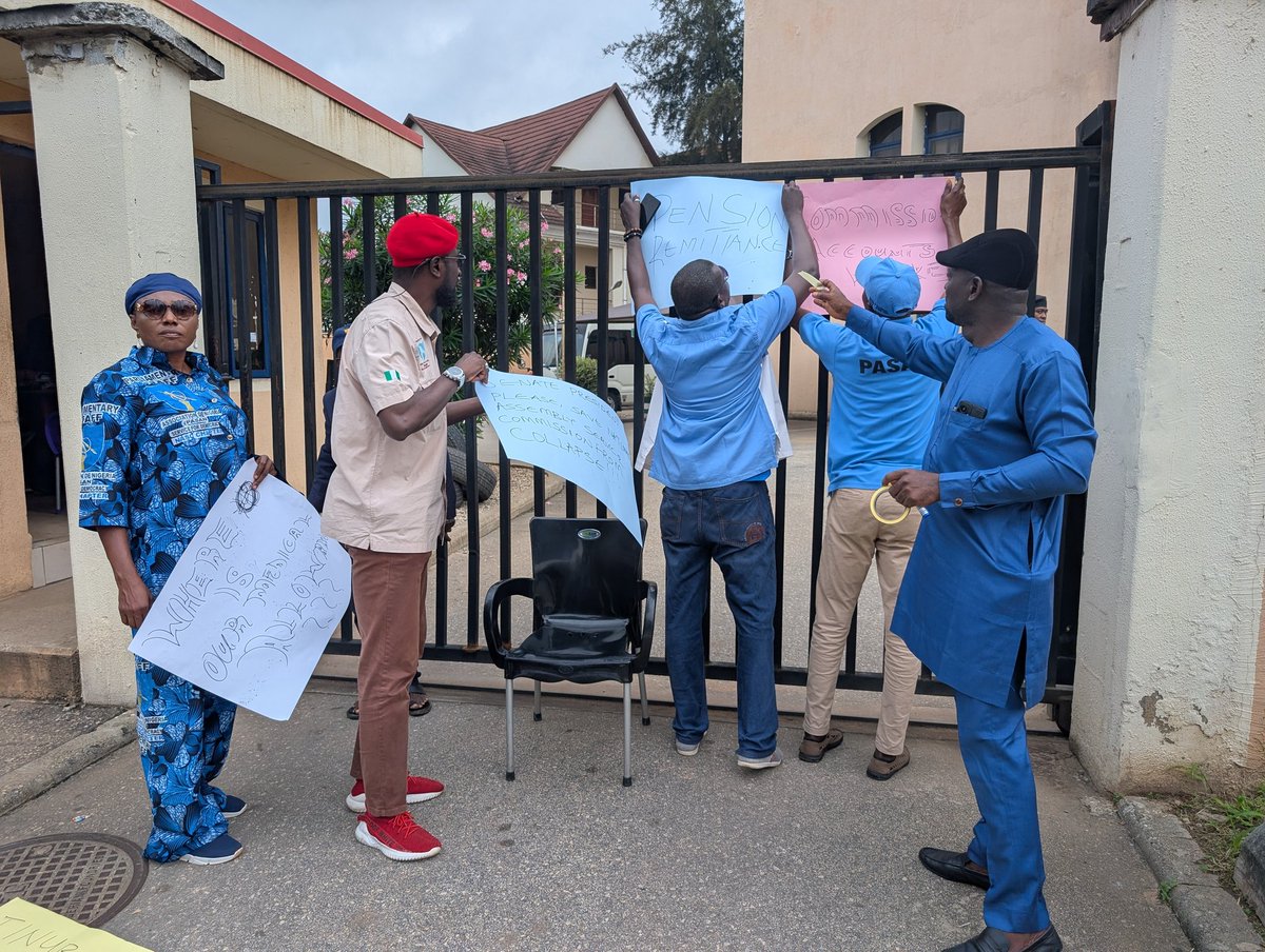 Omik0407's tweet photo. @channelstv There is ongoing picketing at the National Assembly Service Commission https://t.co/oDIUWwGHAM