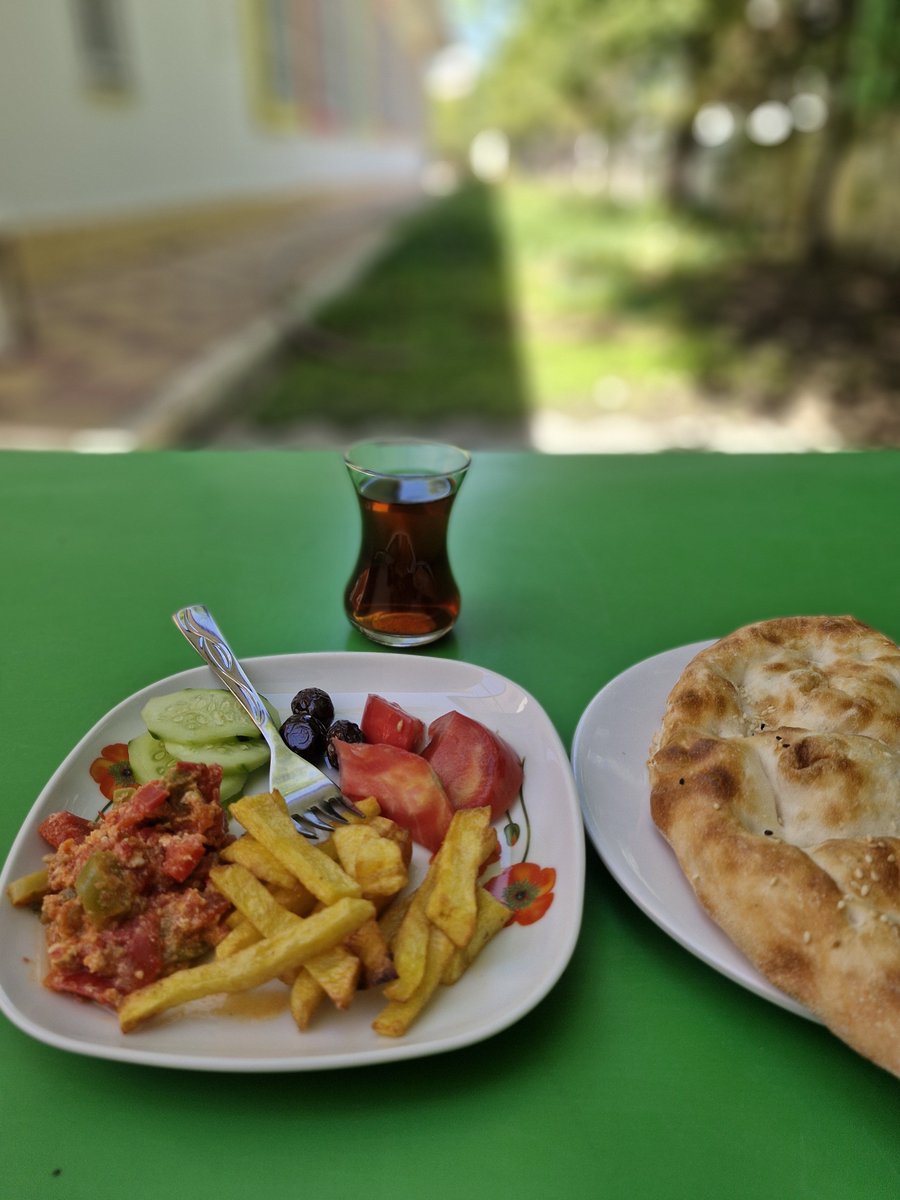 brk0133brk's tweet photo. Kahvaltı yapınca günaydın diyoruz degil mi?☺️ 
#günaydın #persembe https://t.co/GZwyGVw1y1