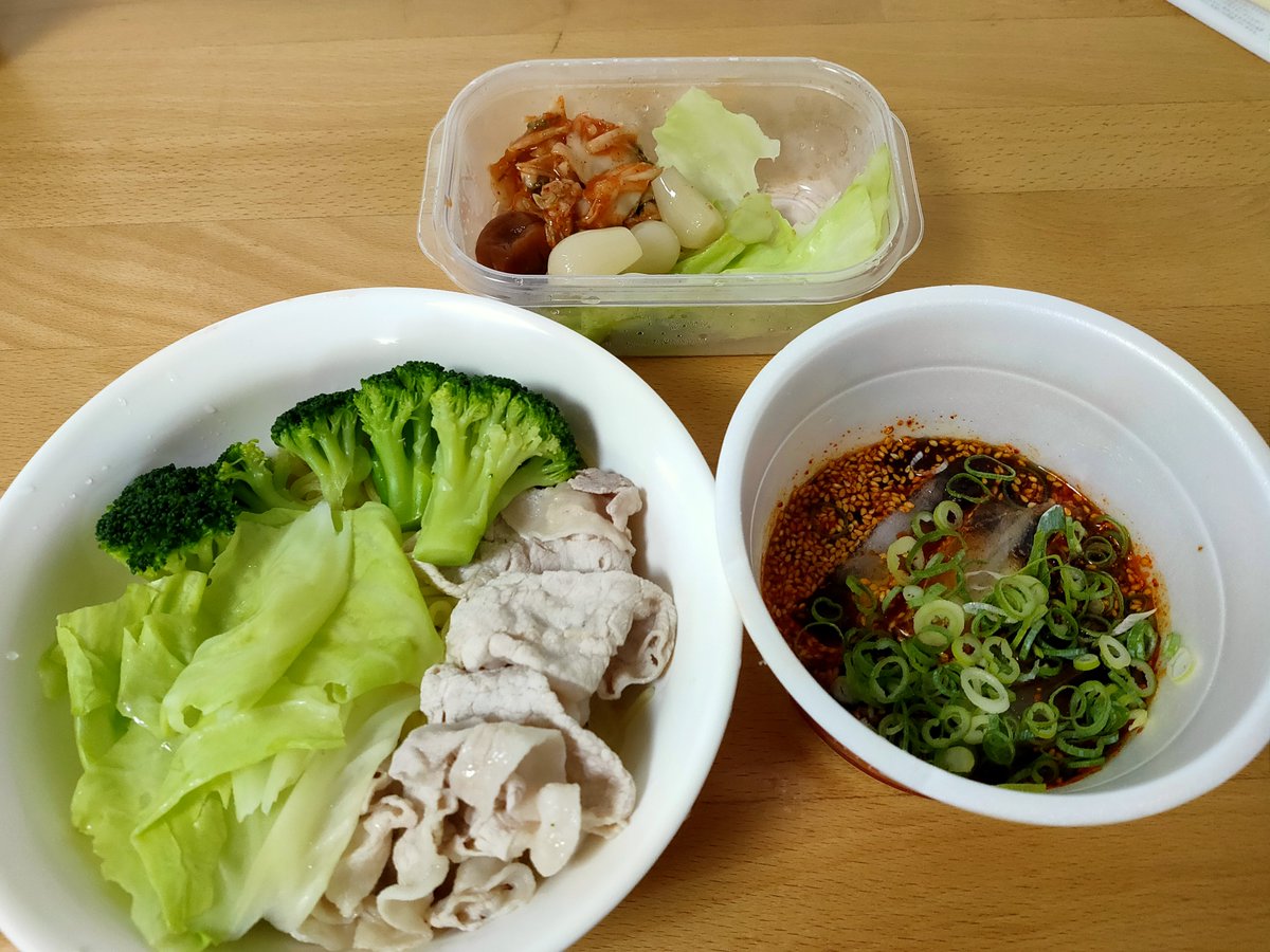 _4c_'s tweet photo. 広島つけ麺を作ってみた。
内容：
つけぢる
中華麺
ネギ
豚肉
キャベツ
ブロッコリー
らっきょ
キムチ
梅干し

ブロッコリーは非常に相性が良かった。
お好み焼きと同じくらいメジャーになるべき食べ物だと思う。 https://t.co/LJ9nkY1u8n