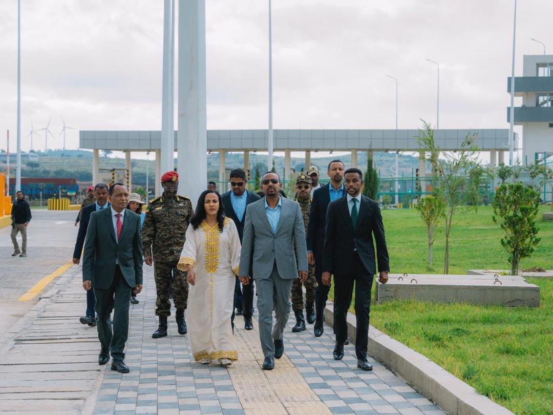 AbiyAhmedAli's tweet photo. 𝗘𝗧𝗛𝗜𝗢𝗣𝗜𝗔'𝗦 𝗣𝗔𝗧𝗛 𝗧𝗢 𝗔𝗳𝗖𝗙𝗧𝗔, 𝗥𝗢𝗢𝗧𝗘𝗗 𝗜𝗡 𝗔𝗖𝗧𝗜𝗢𝗡

Today in Mojo, we inaugurated the first phase of a modern logistics center expansion, a 60-hectare hub set to play a major role in making the #AfCFTA a success for Ethiopia and the continent. With capacity for up to a million 20ft containers a year, it enables domestic packaging of dry bulk cargo, saving foreign currency and creating jobs for our citizens, powered by the country's first-ever Rail-Mounted Gantry crane.

Fully digital and part of the DESSU Corridor linking Ethiopia, South Sudan, and Uganda, this milestone strengthens our place in global logistics and opens a new chapter in regional economic integration.

#EthiopiaDelivers