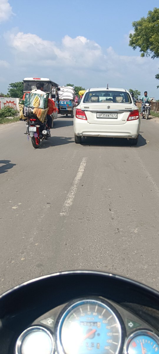 sobhitverma2's tweet photo. ये कार वाला मुझे लखीमपुर महेवागंज पुल के पास  मेरी बाइक से अपनी गाड़ी को इतना चिपका कर तेज गति से निकला कि मेरी गाड़ी का हैंडिल इनकी गाड़ी में हल्का सा टच हुआ मेने किसी तरह गाड़ी कंट्रोल की वरना मेरे साथ दुघर्टना हो सकती थी @Uppolice @uptrafficpolice @DMKheri @kheripolice https://t.co/yhnsJC75yp