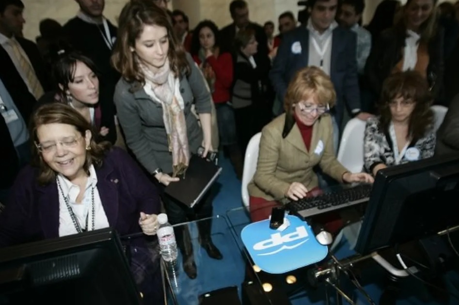 dfernandez1975's tweet photo. 12. Ayuso, periodista de formación, trabajó en Madrid Network antes de la concesión del préstamo a Zoomnews. La colocó Aguirre para que cobrara un sueldo público de 4.000 euros limpios al mes cuando realmente trabajaba para el partido. El PP cuidaba entonces a sus ‘cachorros’. https://t.co/P6ihXECwB5
