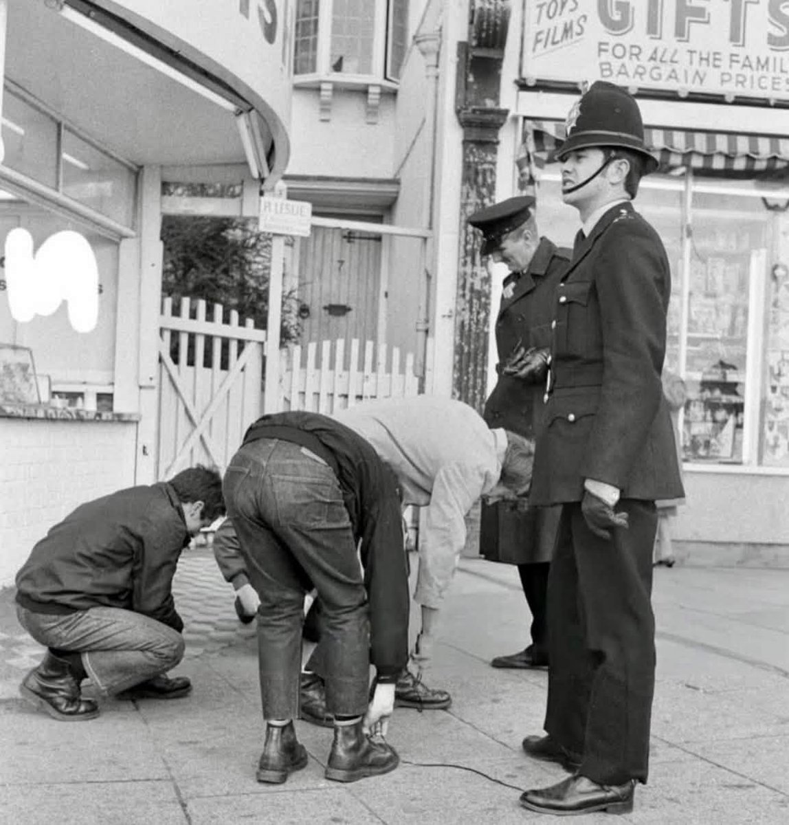 BeardedBrownMa1's tweet photo. The Police knew what to do with these far-right thugs in the 70s.
They'd confiscate their boot laces and trouser belts &amp; braces.
So they'd walk down the street looking like clowns with their pants falling down.
We need to go back to that. https://t.co/N9psdDjmeX