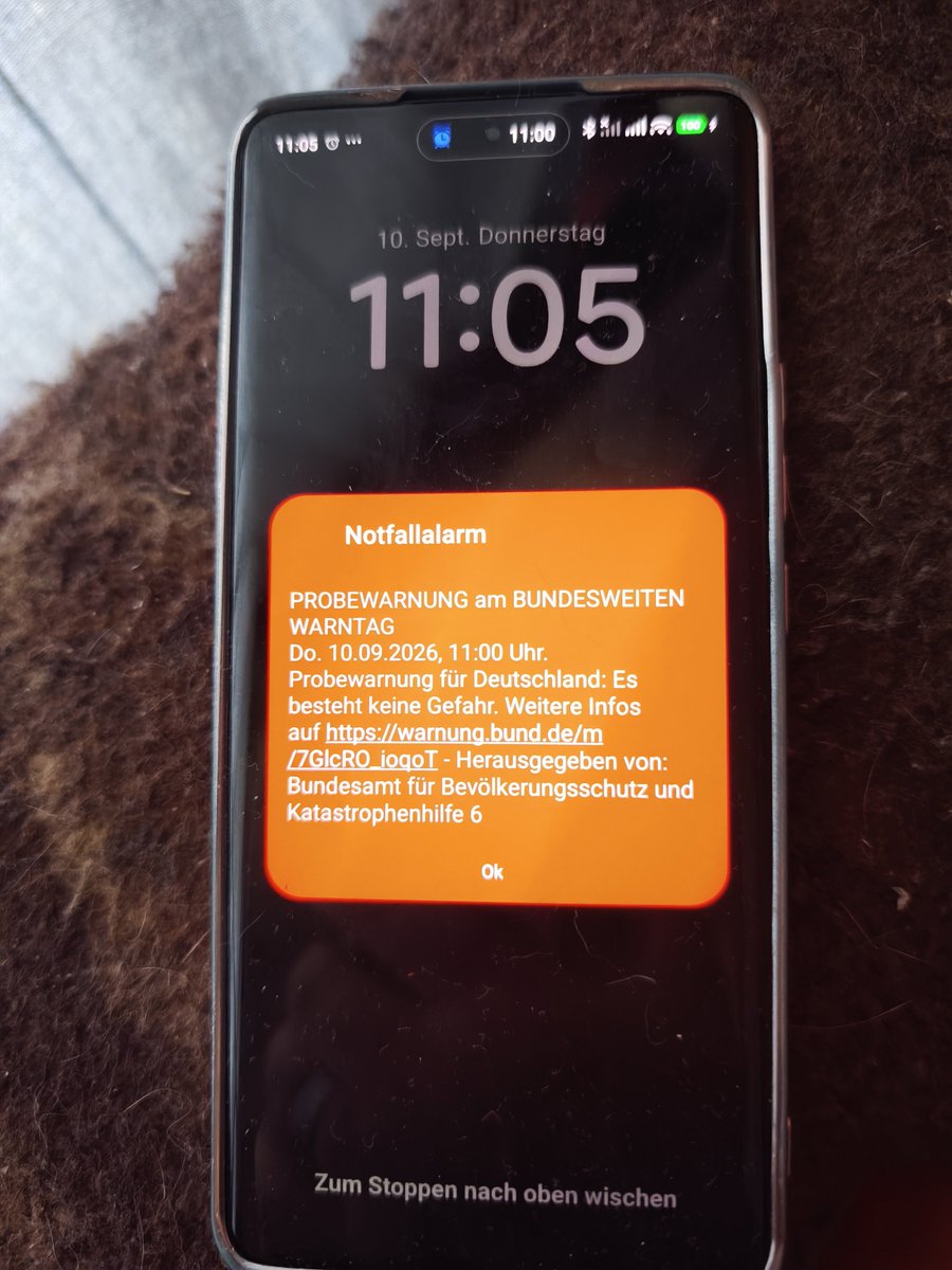 GardeInfoMedia's tweet photo. Wenigstens der Test der bundesweiten Katastrophenalarm funktionierte (zumindest bei mir) heute am 10.09. um 11.00 Uhr pünktlich...Fotos entstanden mit Blick auf mein Zweit-Getät, nachdem es schon 5 Minuten rumtrötete... https://t.co/qXzAZAmxD0