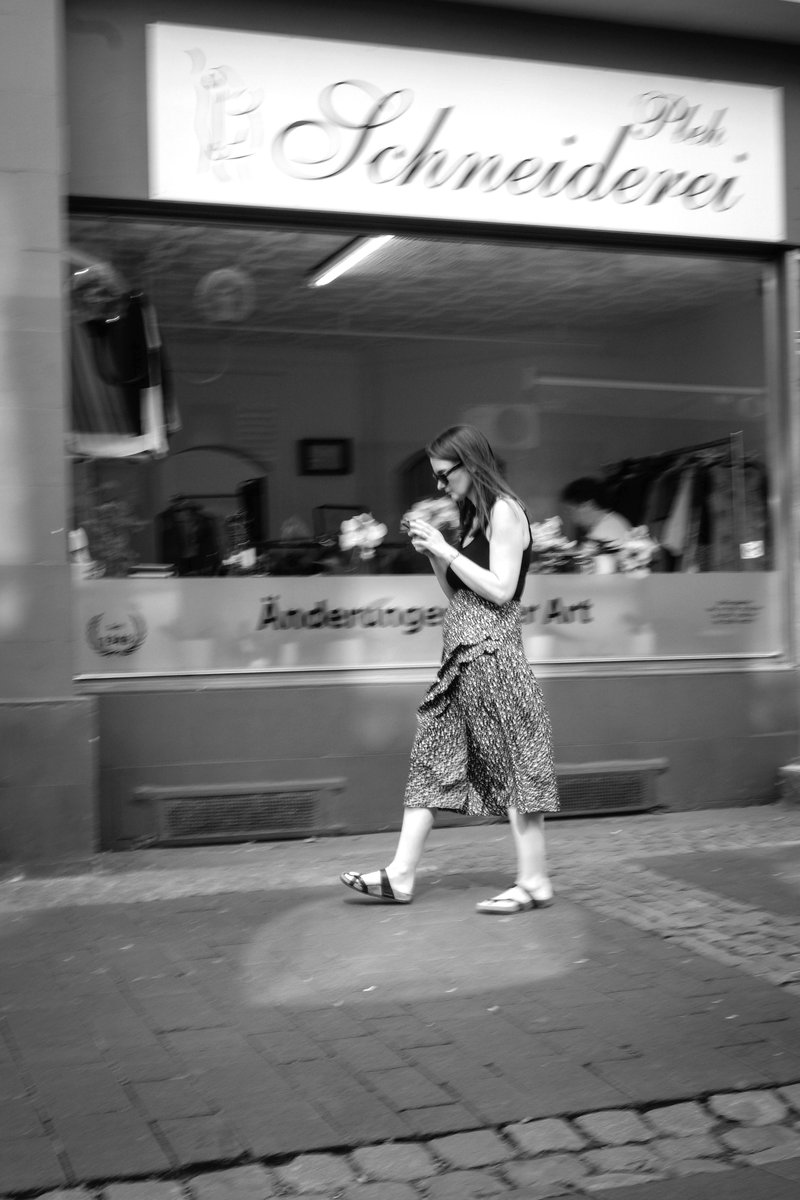 christof_tim's tweet photo. "1/15 of a second"
On my last walk through the city, I tried using a slower shutter speed.
#x100f #fujilove #streetphotography #27mm #1/15sec https://t.co/ZtRhdLUHDl