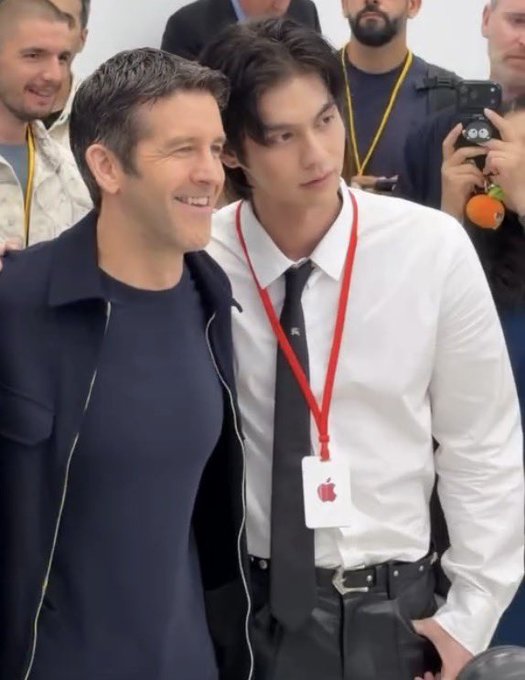Love704047's tweet photo. This snapshot of Bright isn’t just a random celebrity pose. In short: while everyone was saying, “He’s out of work, just a pretty face, he can’t make it on his own,” he stepped onto the stage as the only Thai representative. Standing next to Apple’s new CEO, smiling, and posing naturally is no coincidence; when one of the world’s most selective companies welcomes you in and places you by their side, they are effectively saying, “This man belongs here.” The real luxury item in that photo isn’t the foldable iPhone; it is the fact that an artist—long underestimated and dismissed as incapable of a solo career—has risen to stand shoulder-to-shoulder with the CEO in Cupertino, entirely on the strength of his own name and career. This is where the importance of genuine rapport comes in: major corporations don’t just pull anyone into their inner circle at random. Ternus’s relaxed smile shows that Bright isn’t merely a guest, but someone who is truly appreciated. Gestures like “come here, stand right there, smile” are a way of saying, “We see you.” In short, that snapshot tells a story:
The man people thought was out of work has built a global career on his own.
Those who said it couldn't be done were left behind.
Meanwhile, he stands calmly at Apple Park, right beside the CEO. Looking his absolute coolest: “Everyone thought he was idle.
Apple put him on stage.” “The only Thai. On his own. Yet, the most distinct figure in the room.” “They said he couldn't go solo.
Even the CEO came to stand by him.” “This pose isn't a product launch.
It’s a mark of recognition.” “A career once underestimated now stands smiling on the world’s most expensive campus.” “He’s not out of work.
He’s simply playing in a league you aren't following.”

#bbrightvc
