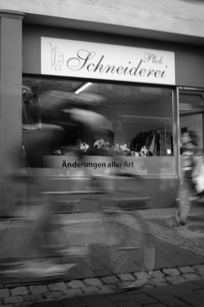 christof_tim's tweet photo. "1/15 of a second"
On my last walk through the city, I tried using a slower shutter speed.
#x100f #fujilove #streetphotography #27mm #1/15sec https://t.co/ZtRhdLUHDl