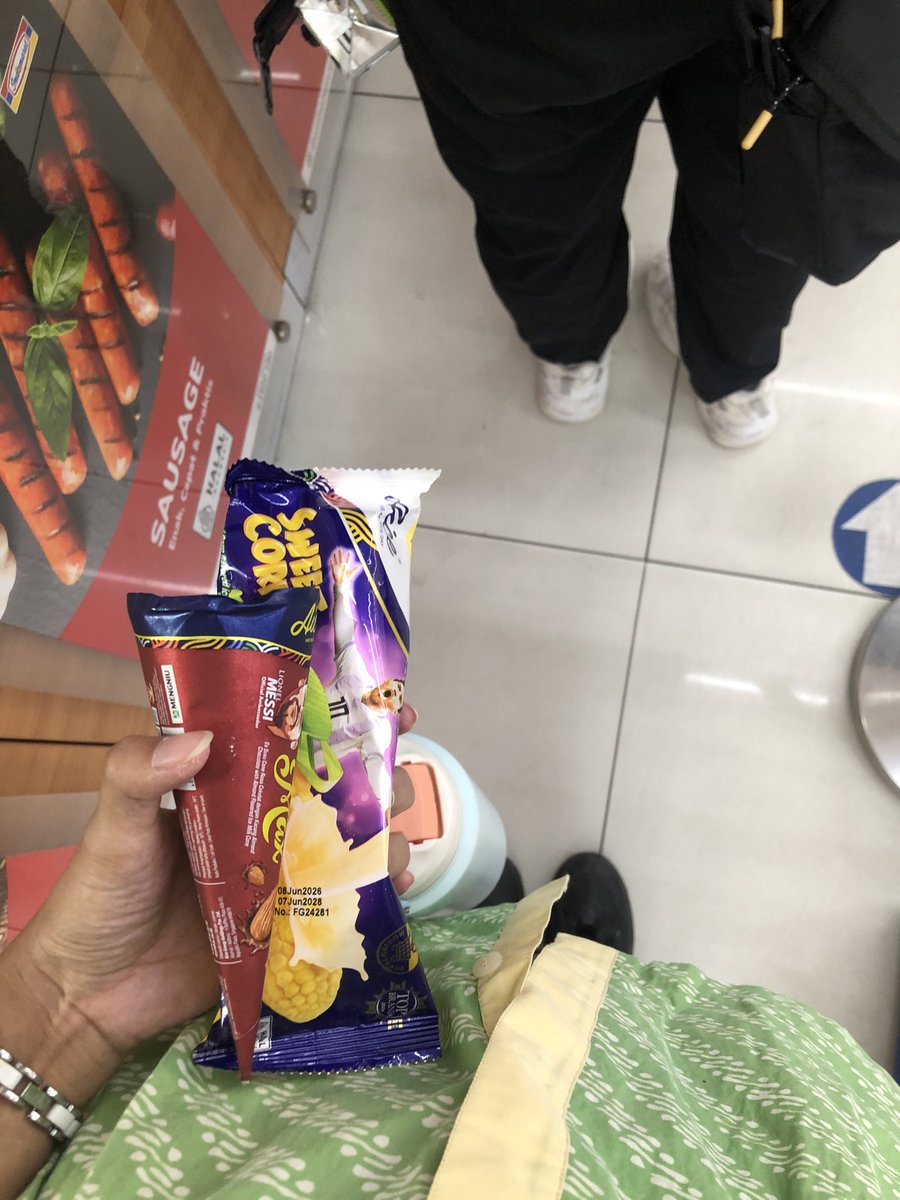 teadhore's tweet photo. perempuan tidak bercerita, tapi tiba-tiba ya kayak gini.. https://t.co/A3c4fVmysB
