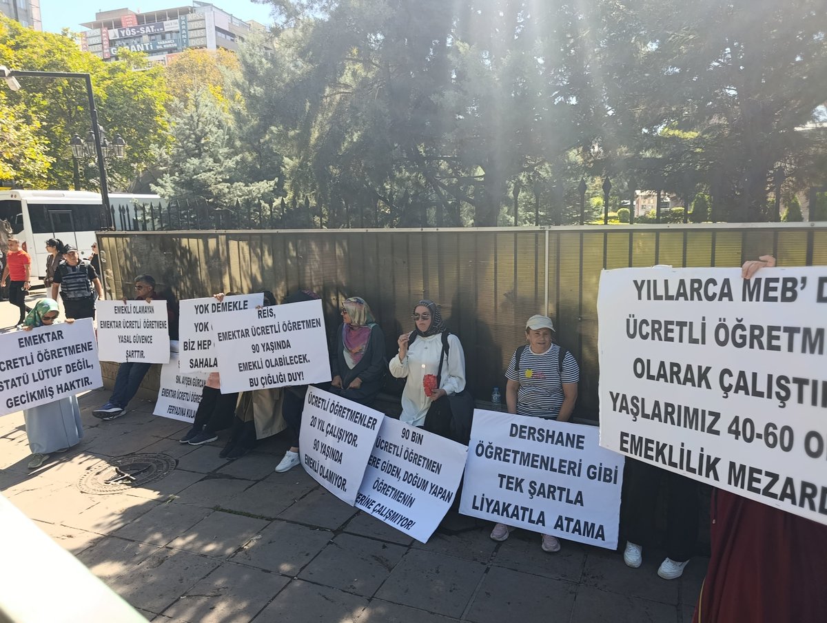 cretliretmenle3's tweet photo. MEB önündeyiz. Ayrilmiyoruz. https://t.co/iJ7R2WQEXl