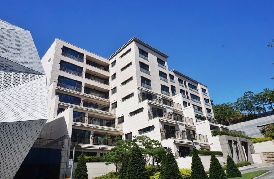 wooseoksyndrome's tweet photo. #ByeonWooSeok reportedly bought luxury Hannam The Hill Residence for KRW 13 billion in CASH 😱

Actor Byeon Wooseok, who gained syndrome-level popularity through the drama Lovely Runner, is reportedly the new owner of a luxury residence at Hannam The Hill in Hannam-dong, Seoul, having purchased the property for KRW13 billion (approximately USE9.4 million) entirely in cash.

According to the real estate and financial industry and the Supreme Court’s Internet Registry Office on September 10, Byeon Wooseok purchased a 235㎡ (approximately 2,530 sq ft) unit at Hannam The Hill in Yongsan-gu, Seoul, in May. He paid the remaining balance on September 2 and completed the transfer of ownership.

Considering that no separate mortgage or security interest is registered on the property, it is presumed that the purchase was made entirely in cash.

Built in 2011 on the former site of Dankook University, Hannam The Hill is a residential complex consisting of 32 buildings and 600 households.

Unlike conventional large-scale apartment complexes, Hannam The Hill differentiates itself through its large-sized residences, low floor-area ratio, and extensive landscaped areas, offering a distinctive residential environment. It is regarded as one of the representative developments illustrating the evolution of Korea’s luxury housing market.

The complex is particularly significant because it helped draw luxury-home demand, which had previously been concentrated mainly in the Gangnam area, to Hannam-dong, contributing to a renewed appreciation of Hannam-dong’s value as a residential area, according to industry insiders.

Hannam The Hill is reportedly home to numerous top executives from major Korean corporations, including Hong Beomsik, CEO of LG U+; Koo Donghwi, CEO of LS MnM; and Kim Kwangil, MBK vice chairman and co-CEO of Homeplus.

Several celebrities are also known to reside there, including Ok Joohyun, So Jisub, Choo Jahyun, Lee Yowon, Lee Youngja and Lee Seungchul.

Source: https://t.co/KlhOxk10Ba
